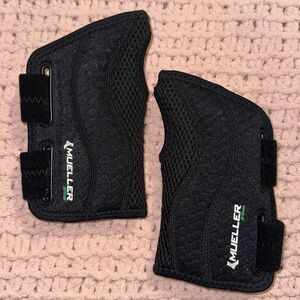 mueller hand brace 🖤